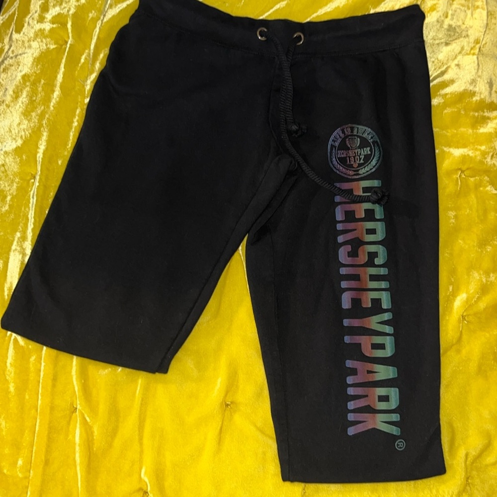 Black Hershey Park Capri Joggers Size L